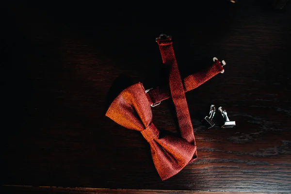 赤い弓暗い背景とカフリンクスにタイ 結婚式のコンセプト — ストック写真