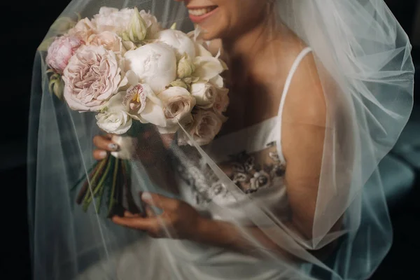 Svatební Kytice Pivoňkami Rukou Nevěsty Pod Závojem Dobré Ráno Nevěsto — Stock fotografie