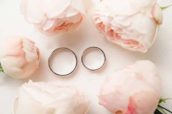 Közelkép Két Arany Jegygyűrűről Egy Esküvőre — Stock Fotó