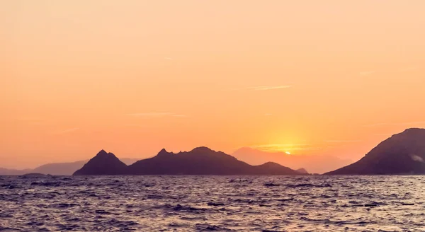地中海沿岸 海の景色と山の景色で夏の日没 — ストック写真