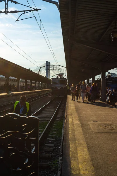 2021年罗马尼亚布加勒斯特布加勒斯特北站 Gara Nord Bucharest 的列车详情和列车月台 — 图库照片