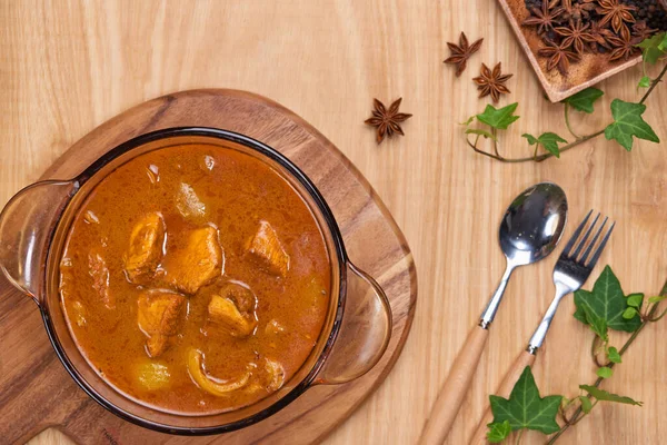 Curry Poulet Avec Épice Sur Fond Bois — Photo
