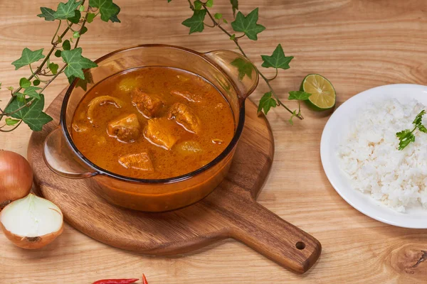 Curry Poulet Avec Épice Pot Sur Fond Bois — Photo