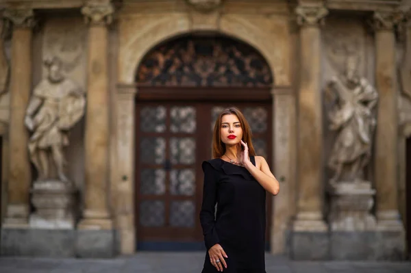 Jeune Fille Élégante Robe Noire Dans Rue Ville Brno Matin — Photo