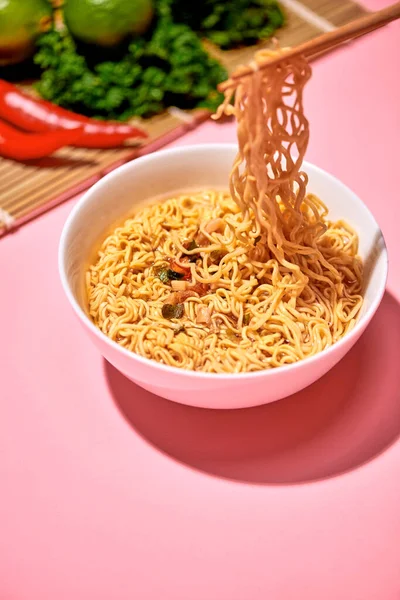 アジアの伝統的なインスタント麺野菜と食事 — ストック写真
