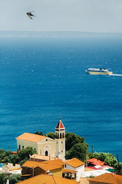 Vista Altura Igreja Ilha Zakynthos Longe Uma Balsa Navega Através — Fotografia de Stock