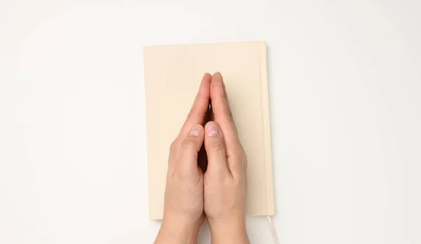 Две Женские Руки Молитвенной Позе Белом Фоне — стоковое фото