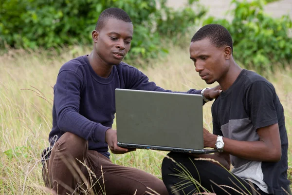 Двое Молодых Людей Работают Над Ноутбуком Открытом Воздухе — стоковое фото