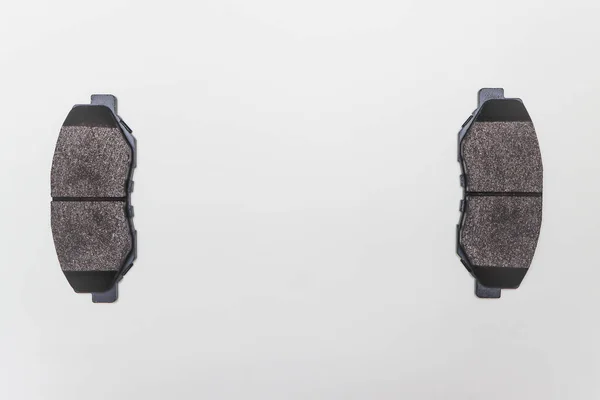 Dwa Klocki Hamulcowe Krawędziach Stołu Części Naprawy Samochodów — Zdjęcie stockowe