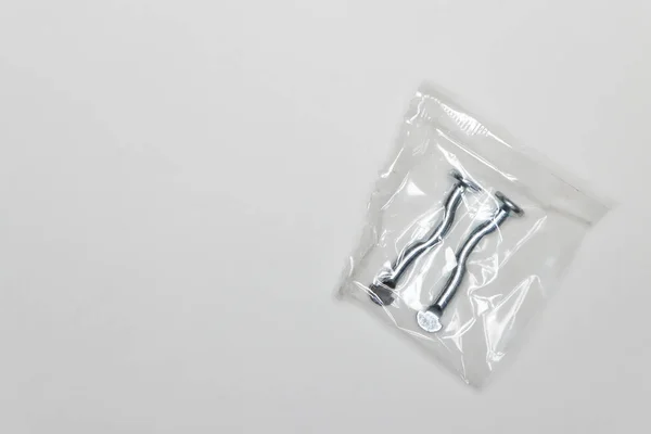 Два Металлических Изогнутых Пальца Упаковку Детали Ремонта Машин — стоковое фото