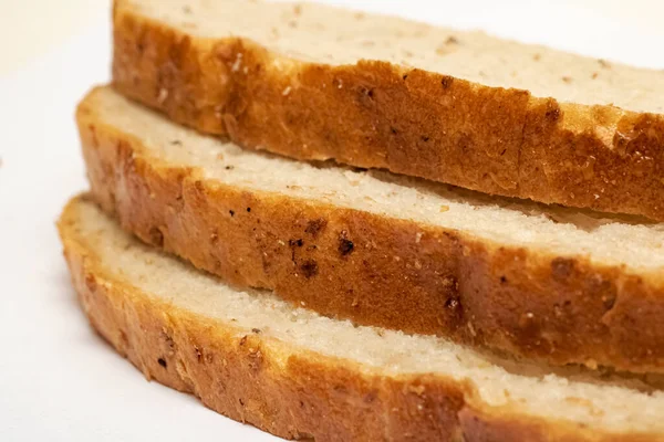 白色背景上的三片面包 — 图库照片