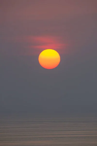 Die Sonne Fällt Ins Meer Der Himmel Ist Orange Und — Stockfoto