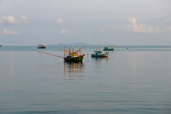 一艘小渔船抛锚了 停止在海岸附近捕鱼 — 图库照片