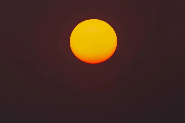 黄昏或清晨的阳光可以用肉眼看到 因为灰尘和大气 太阳是红色的 — 图库照片