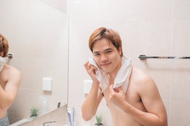 Banyoda gülümseyen yakışıklı adam.