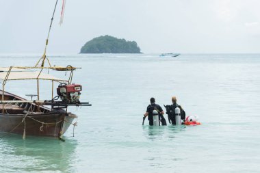 Dalgıçlar denize bakıyor.