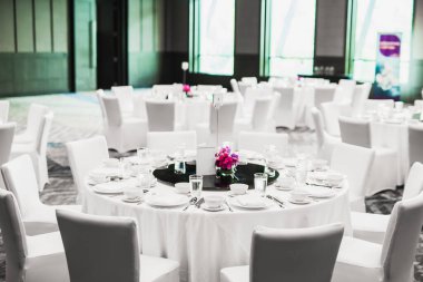 Yuvarlak masa restoranda servis