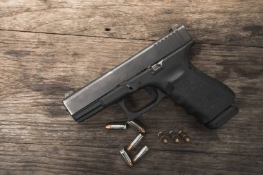 Tahta masada tabanca mermileri