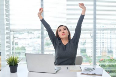 Masada oturan güzel bir bayan. Ofis hayatı. Çalışma yeri