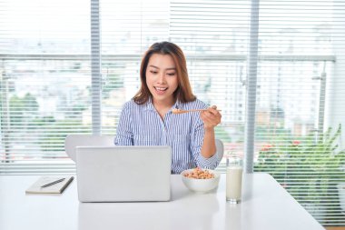 Bir masada oturan güzel bir bayan. Büro hayatı. İş yerinde.