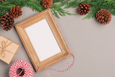 Kraft kağıt ve boş fotoğraf çerçevesi metin için Noel ve yeni yıl hediye kutuları toplama sarılı.