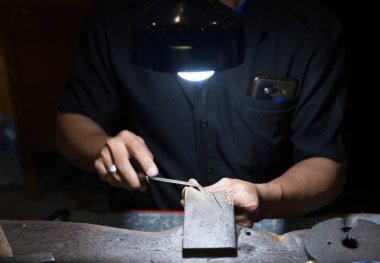 Tayland Kuyumcusu Mücevher Yapıyor