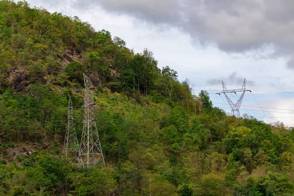 Gökyüzü Dağ Zeminli Yüksek Voltajlı Elektrik Pilonu Iletim Güç Hattı — Stok fotoğraf