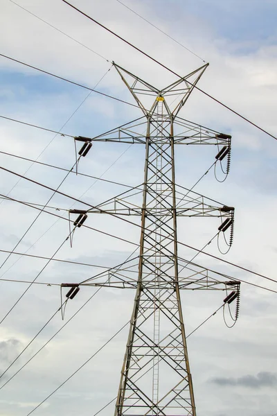 Gökyüzü Arkaplanlı Yüksek Voltajlı Elektrik Pilonu Iletim Güç Hattı Görüntüsü — Stok fotoğraf