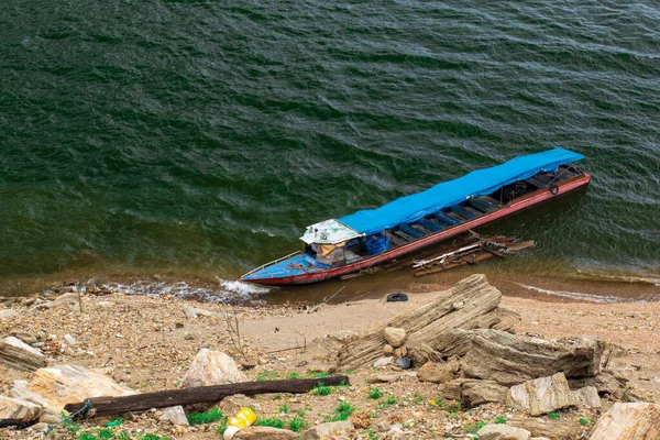 Immagine Una Barca Coda Lunga Situata Nel Lago Sopra Diga — Foto Stock