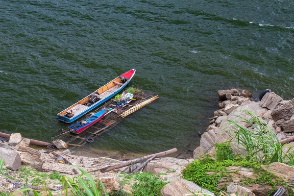 Изображение Длиннохвостой Лодки Расположенной Озере Над Дамбой Пумибол Провинции Таиланд — стоковое фото
