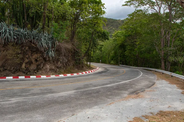 Carretera Curva Sin Coches Corriendo Presa Bhumibol Provincia Tak Tailandia —  Fotos de Stock