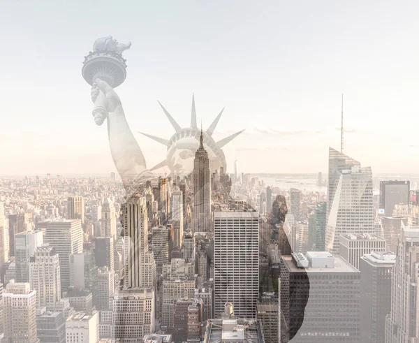 Doppelbelichtung Der Skyline Von Manhattan New York City Mit Freiheitsstatue — Stockfoto