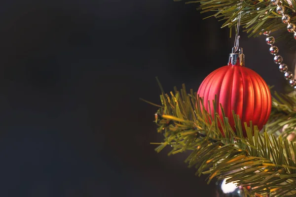 Όμορφη Χριστουγεννιάτικη Διακόσμηση Έννοια Μπιχλιμπίδι Κρέμεται Στο Χριστουγεννιάτικο Δέντρο Αφρώδες — Φωτογραφία Αρχείου