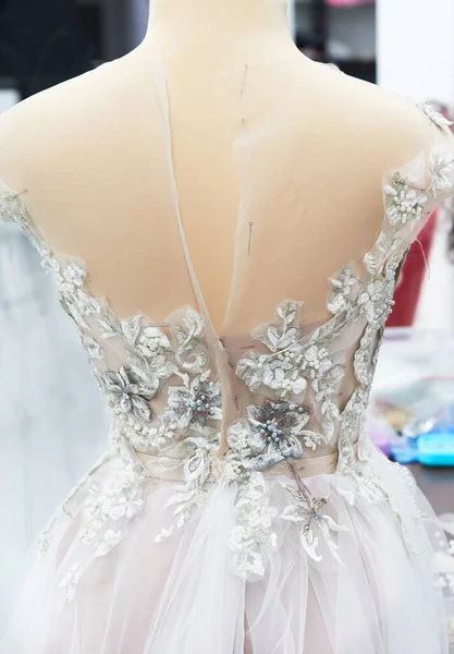 縫製中のマネキンの結婚式のドレスの詳細 — ストック写真