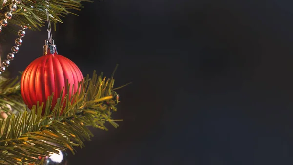 Piękna Koncepcja Świątecznego Wystroju Bombka Wisząca Choince Błyszczącym Światłem Rozmyte — Zdjęcie stockowe
