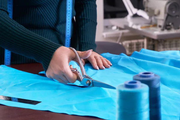 裁缝师在裁缝店 工作室切割蓝色面料 — 图库照片