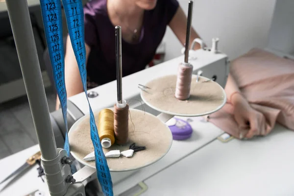 妇女在裁缝店 现代工作室使用缝纫机 — 图库照片