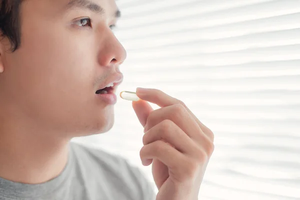Ein Mann Isst Eine Pille — Stockfoto