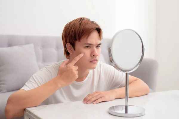 Jeune Homme Vérifie Dans Miroir Votre Peau Problème — Photo