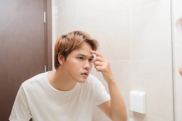 Člověk Hledá Zrcadle Kontrola Jeho Kůže Koupelně — Stock fotografie