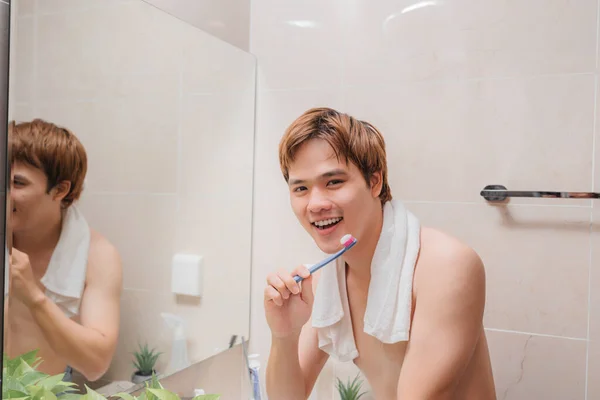 バスルームで歯を磨く男 — ストック写真