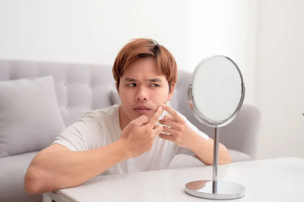 Snygg Fokuserad Man Kritiskt Undersöka Hans Ansikte Hud Spegeln Och — Stockfoto