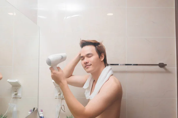 Jeune Homme Souffle Avec Sèche Cheveux Tout Regardant Miroir — Photo