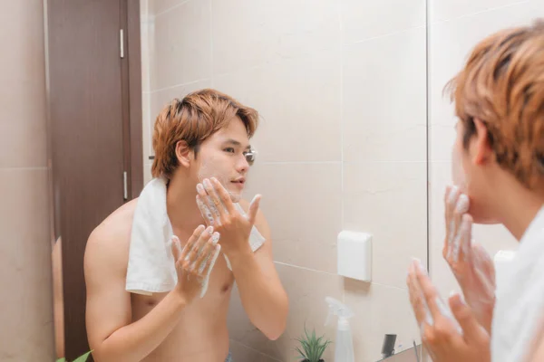 男人照顾皮肤 早上洗脸 清洁粉刺粉刺 — 图库照片