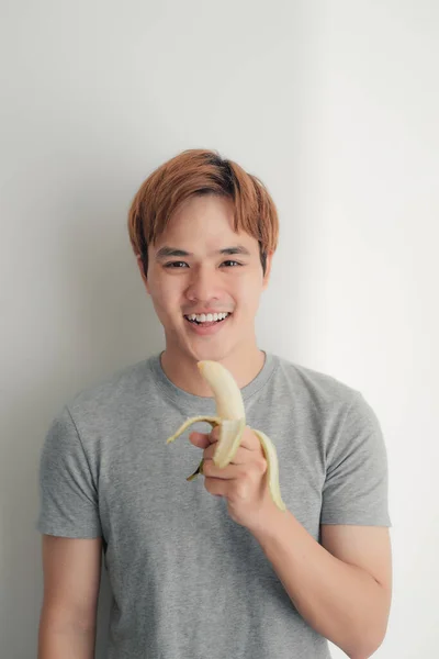 Asiático Com Rosto Bonito Come Uma Banana Sorri — Fotografia de Stock