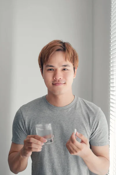 Retrato Hombre Feliz Tomando Píldora Omega3 Vitamina —  Fotos de Stock