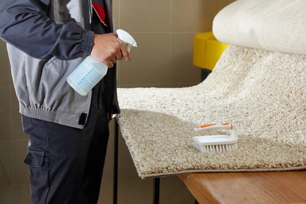 Detergente Pulverização Homem Tapete Cinza Para Remover Mancha Serviço Limpeza — Fotografia de Stock