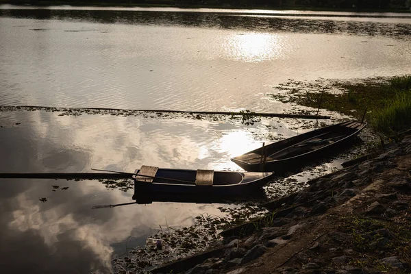 川のほとりに木製のボートが停まっています — ストック写真