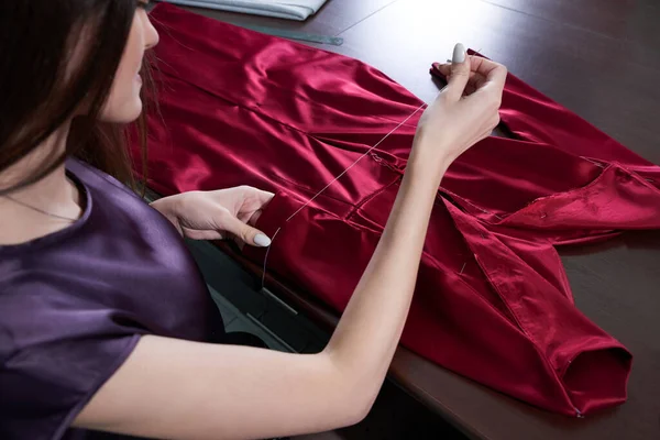 Stüdyoda Atölyede Kırmızı Elbise Diken Genç Güzel Bir Terzi — Stok fotoğraf
