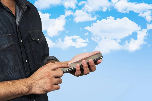 Man Met Behulp Van Zijn Mobiele Lucht Achtergrond — Stockfoto